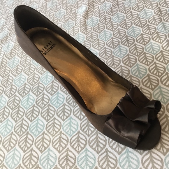Stuart Weitzman Gigiritz Dark Brown Satin ruffle detail peep toe pumps /Like NEW - Picture 6 of 16